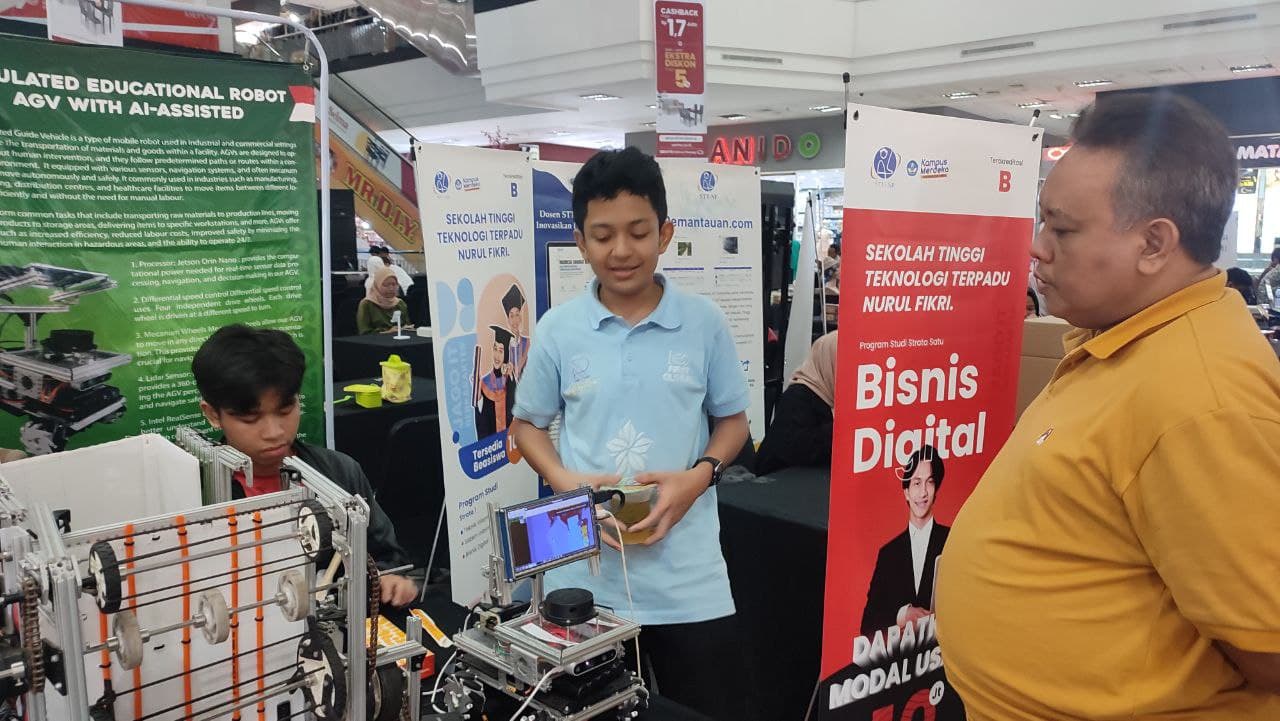 Tim R2045 memamerkan robot FGC 2022 di acara pameran salah satu pusat pembelanjaan terramai di Depok. Photo