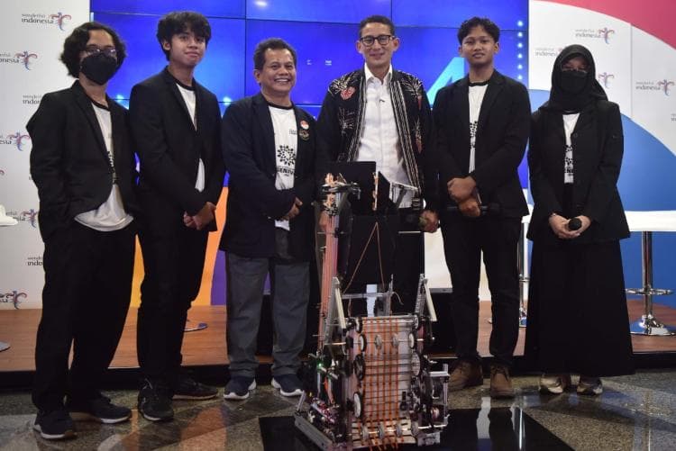 MENPAREKRAF SANDIAGA UNO BERI DUKUNGAN UNTUK TIM ROBOT R2045 TAMPIL DI AJANG FIRST GLOBAL CHALLENGE (FGC) 2022 Photo